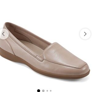 Easy Spirit Women's Devitt Leather slip on loafer/ beige natural/size 7/LIKE NEW